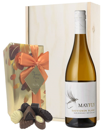 New Zealand Sauvignon Blanc White Wine and Chocolates Gift Set in Wooden Box